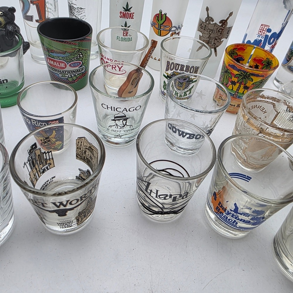 Lot of 25 Vintage Souvenir Shot Glasses Hard Rock Cafe Grand Ole Opry Travel H4 - Picture 15 of 16